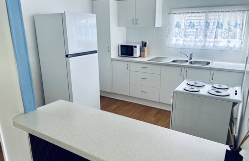Deception Bay House | Bayside Living! Walk to Water, Central, sleeps 7