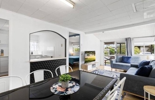 Deception Bay House | Bayside Living! Walk to Water, Central, sleeps 7