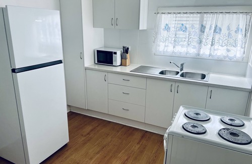 Deception Bay House | Bayside Living! Walk to Water, Central, sleeps 7