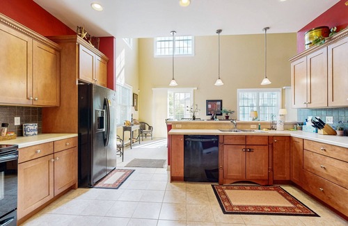 The Commons House | Bayside Resort home with sunroom plus pools, gym, hot tub, & sports courts