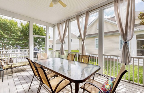 The Commons House | Bayside Resort home with sunroom plus pools, gym, hot tub, & sports courts