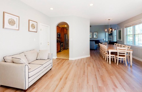 Sun Ridge House | Bayside Resort house with free WiFi, shared sauna, basketball court, and gym