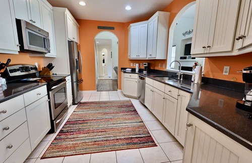 The Commons House | Bayside Resort * New Listing * 5BR home w 2 Master (primary) Suites and 3.5
