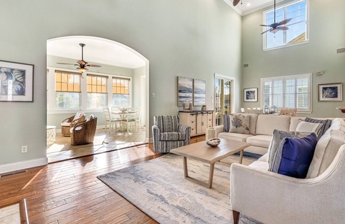 The Commons House | Bayside Resort Retreat w/ Shared Pool, Golf On-Site, Screened Patio, & Fast WiFi