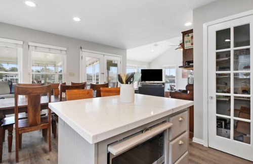 Clear Lake Shores House | Bayside Retreat! Bring your boat, private boat ramp at this fabulous bayfront home!