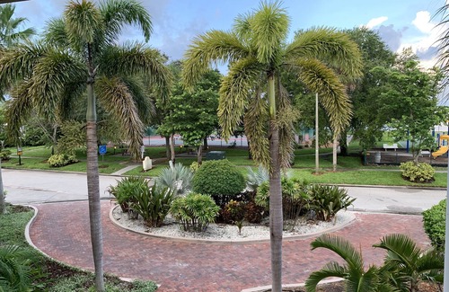 Ruskin Condo | Bayside Retreat “Modern Condo Beach Getaway”
