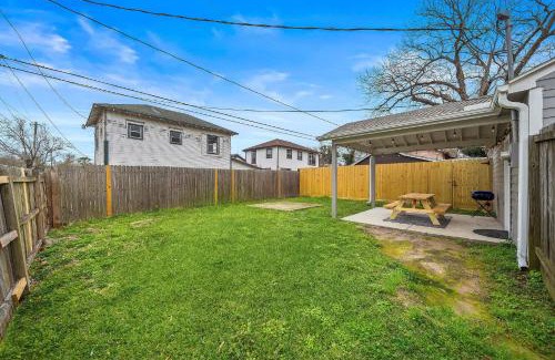 Baytown Apartment | Baytown Private Studio Apartment covered patio Sleeps 4 by the bay skate park main street water park