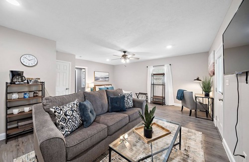 Baytown Apartment | Baytown Private Studio Apartment covered patio Sleeps 4 by the bay, skate park,