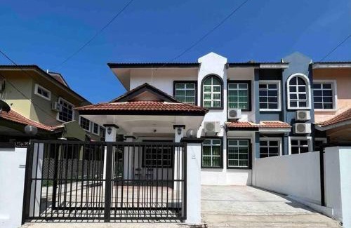 Batu Buruk House | Bayu Homes(Cozy 4 BedRoom SemiD in KT City Center)