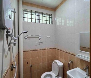 Batu Buruk House | Bayu Homes(Cozy 4 BedRoom SemiD in KT City Center)