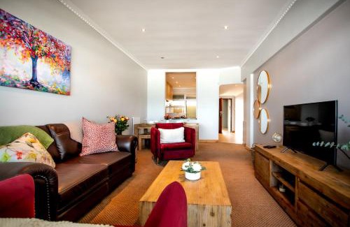 Eastcliff Apartment | Bayview 307