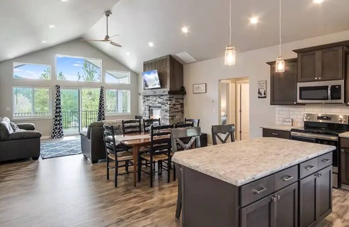 Bayview House | Bayview Beauty - Lake Views/SUP Boards/Kayaks/Close to Silverwood
