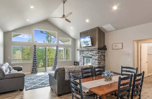 Bayview House | Bayview Beauty - Lake Views/SUP Boards/Kayaks/Close to Silverwood