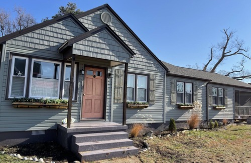 Colonial Beach House | Bayview Breeze w/screened porch