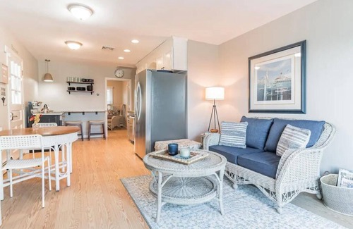 Barstow Cottage | Bayview Cottage 2 BR +Off./Priv Beach/Hot Tub/Deck