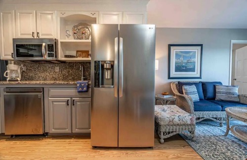 Barstow Cottage | Bayview Cottage 2 BR +Off./Priv Beach/Hot Tub/Deck