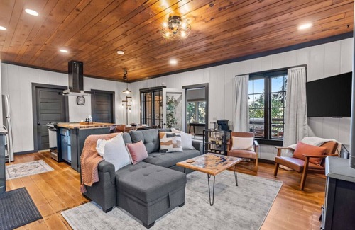 Bremerton House | BayView Cottage - Romantic Getaway w/Beach Access