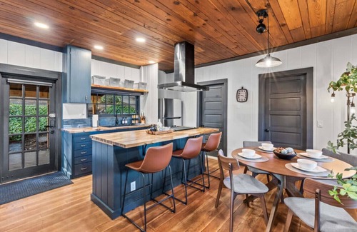 Bremerton House | BayView Cottage - Romantic Getaway w/Beach Access