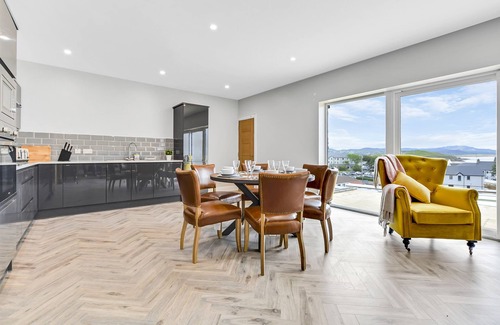 Downings Apartment | Bayview Downings- Luxury 3 Bedroom First Floor Apt
