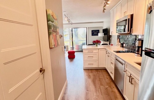 Acme Condo | Bayview Escape - Chic 2 BR Condo - Steps to the Beach