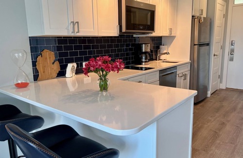 Acme Condo | Bayview Escape - Chic 2 BR Condo - Steps to the Beach