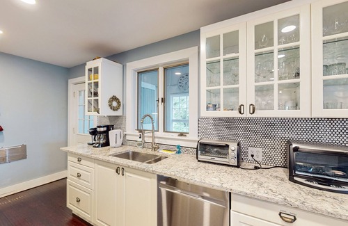 North Truro House | Bayview home, WiFi, multiple decks, hot tub, games