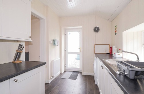 Beinn Orasaigh Cottage | BAYVIEW HOUSE, family friendly, character holiday cottage in Carbost