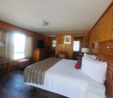 St Ignace Hotel | Bayview Lakefront Inn