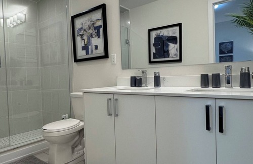Richmond Hill House | Bayview Luxury Stay | 8 Beds for 16 Guests | Richmond Hill Townhouse