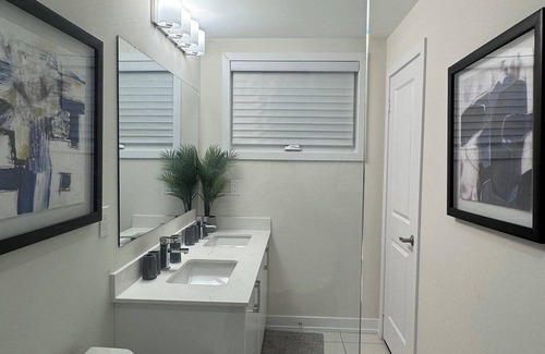 Richmond Hill House | Bayview Luxury Stay | 8 Beds for 16 Guests | Richmond Hill Townhouse