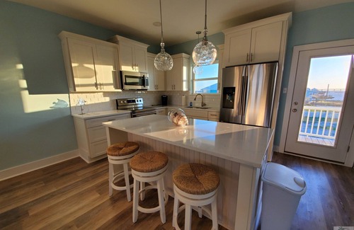 Grand Isle Condo | Baywinds Condo 8: Spacious 3BR waterfront retreat in Grand Isle, LA with boat access.
