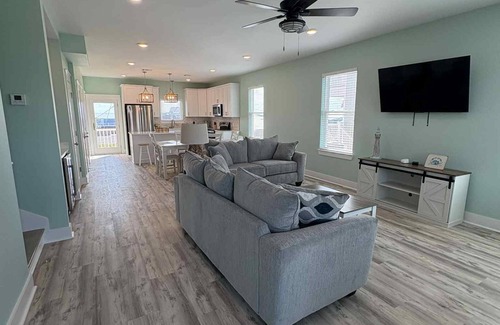 Grand Isle Condo | Baywinds condo #9: Spacious 4BR waterfront retreat in Grand Isle, LA.