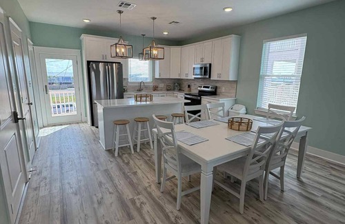 Grand Isle Condo | Baywinds condo #9: Spacious 4BR waterfront retreat in Grand Isle, LA.