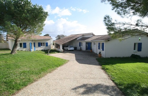 Meschers-sur-Gironde House | BB in the green with view on the Gironde