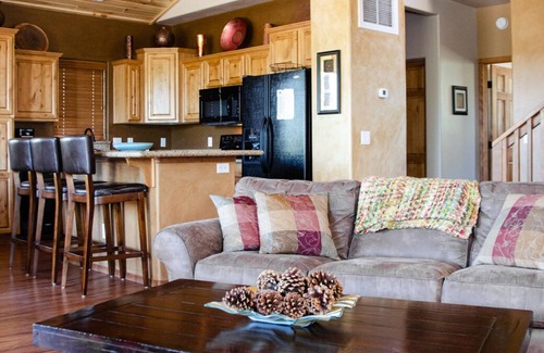 Torreon Cabin | BBQ Deck | Fireplace Loft | Golf Access | A/C