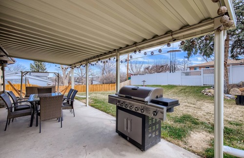 Lamar Heights Area House | BBQ + Games | 70in TV | Foosball | Arvada