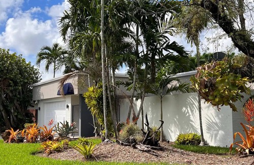 Ludlam House | BBQ HEATED POOL PATIO DINING PING-PONG BILLIARDS COZY PRIVATE MIAMI OASIS