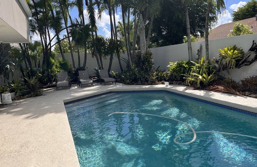 Ludlam House | BBQ HEATED POOL PATIO DINING PING-PONG BILLIARDS COZY PRIVATE MIAMI OASIS