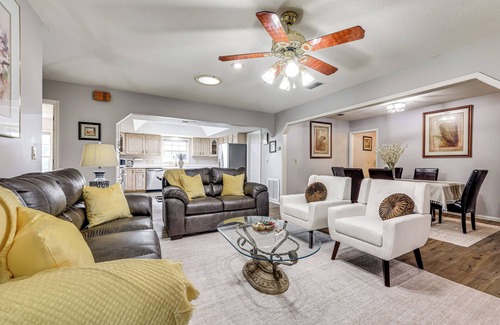 Edgar House | BBQ Ready: Hawthorne Home w/Screened-In Patio