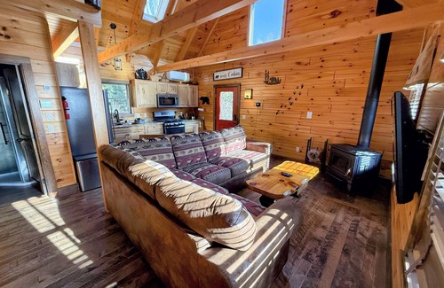Bretton Woods Cabin | BC Log cabin 1 mile from skiing, beach, slope views! Hot tub, ice skating, and dog friendly!