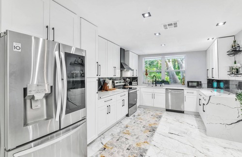 Clearwater House | Bday+FamilyEvents! Tropical with HeatedPool-10 minutes to Cleawater Beach