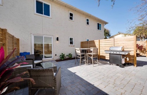 Jacksonville Beach House | Be A Nomad | Bright and easy access to ocean - B