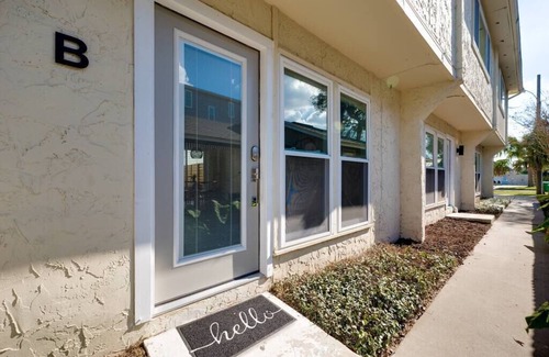 Jacksonville Beach House | Be A Nomad | Bright and easy access to ocean - B