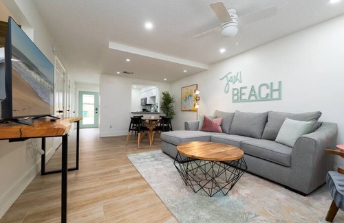 Jacksonville Beach House | Be A Nomad | Gorgeous 2br 1blk from the Ocean - B