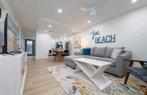 Jacksonville Beach House | Be A Nomad | Gorgeous 2br 1blk from the Ocean - C