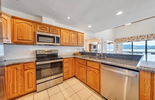 Smith Mountain Lake House | Be Our Guest - Big Lakefront Townhome!