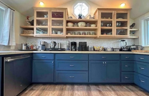 Grants Pass House | Be Our Guest-Cheerful Cozy Retreat.
