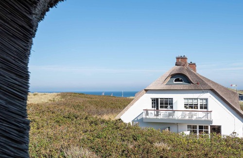 Wenningstedt-Braderup Apartment | Beachfront 3-room apartment with approx. 55 m² under thatch, for up to 4 people