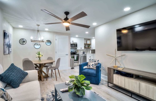Fort Myers Beach Apartment | Beach 1 Block Poolside Sleeps 4