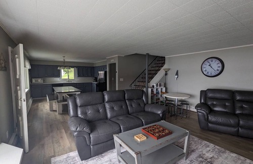 Pine River House | BEACH! 8 Bedroom Lakehouse! Sleeps 24+ Perfect For Families & Groups!